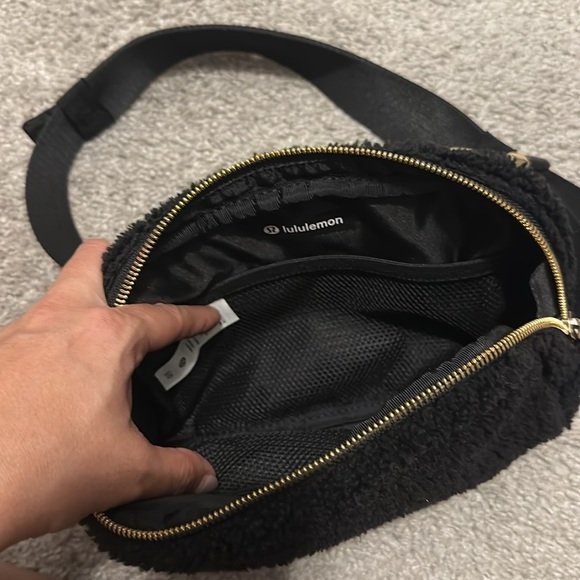 Lululemon Everywhere Belt Large Bag 2L Fleece Black/Gold - Picture 7 of 8